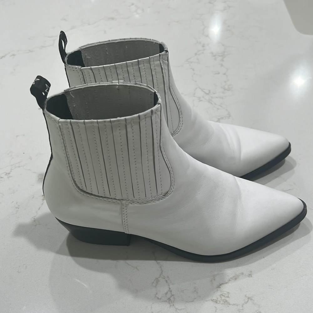 Steve Madden Rare Cowboy Style White Leather Bootie Black Heel & Star Detail Sz7 - Picture 3 of 8